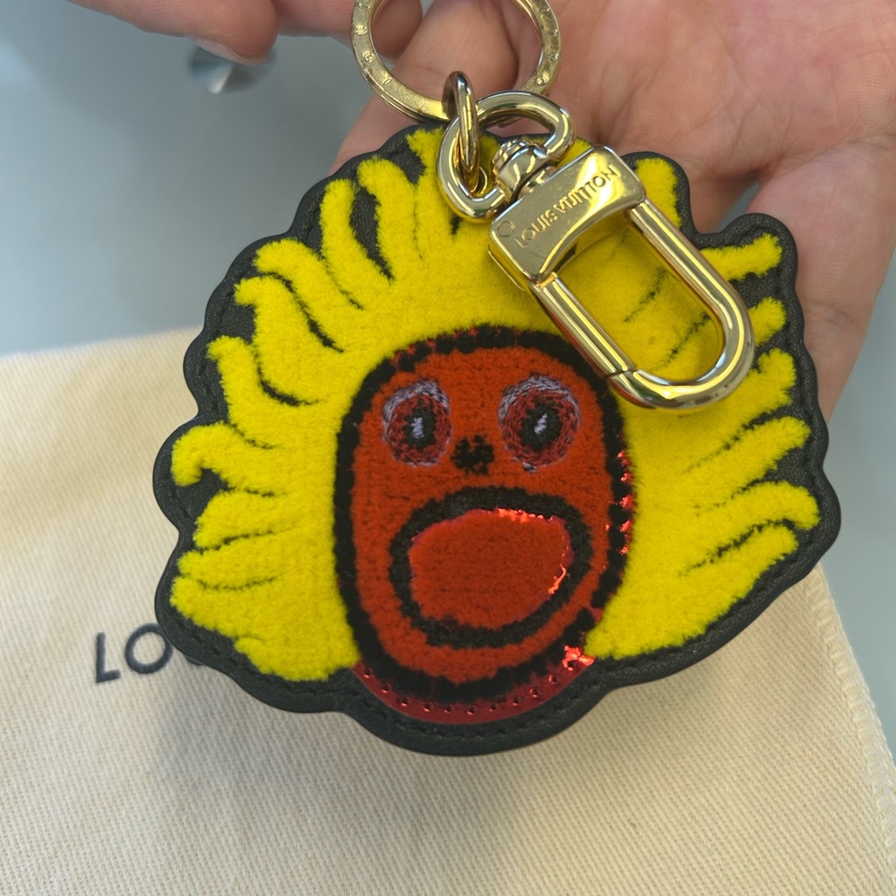 Louis Vuitton
Louis Vuitton x Yayoi Kusama Face Key and Bag Charm (Like New)